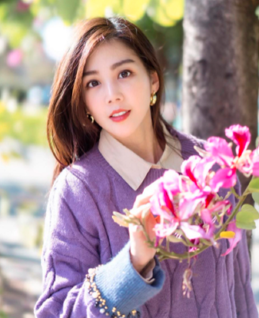 |37岁女星秀百万豪车引争议，被质疑遭包养陪饭局，怒发声拿出证据