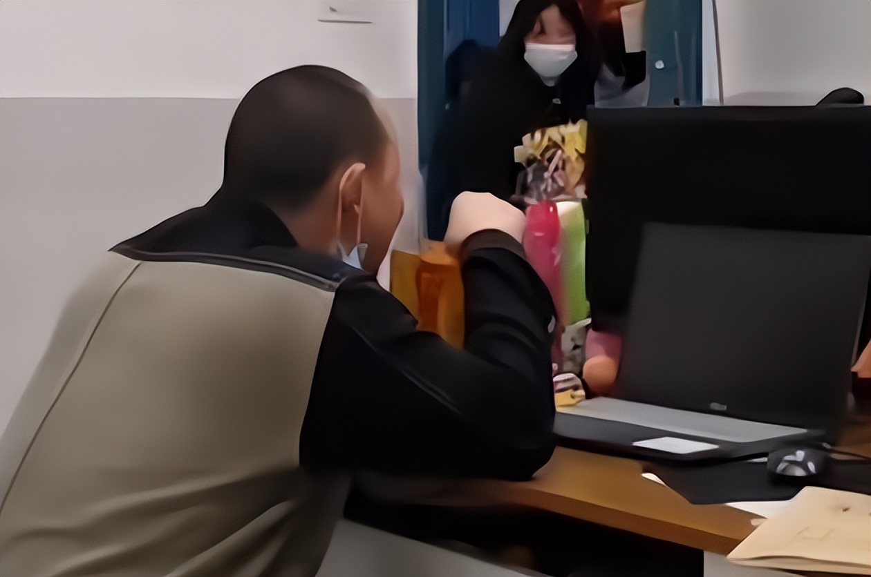 腕表|湖南：老师没收了女同学的辣条，在办公室偷偷地吃了起来