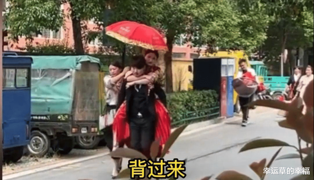 新郎与小区保安赌气徒步结婚,引网友吐槽活不起了