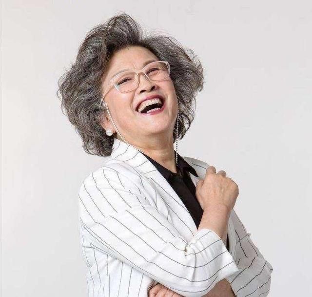 刘海 看到71岁宋春丽才明白:女人变老不用刻意掩饰,白发烫卷也挺高级