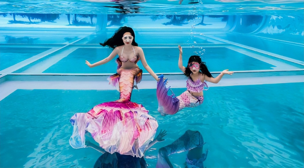 鸡胸肉 42岁董璇炫空中一字马!穿健美裤双腿又长又直,不化妆皮肤太白嫩