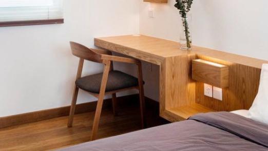 连着打才更省地，学邻居这样的书桌做法，实用性强也很适合小空间