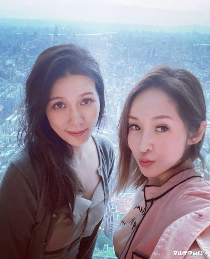 萧亚轩|萧亚轩终于恢复自信,跟闺蜜一起晒合影,网友:伤疤看不见了