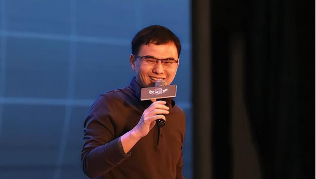 百度|东莞低调大佬:身价千亿,却开着20万的车,马化腾背后的男人