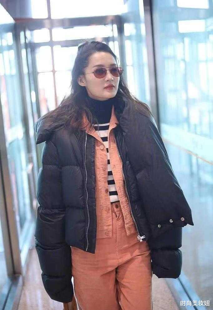 李沁|李沁把羽绒服穿出时髦感，粉色套装叠穿羽绒服，洋气不止一点