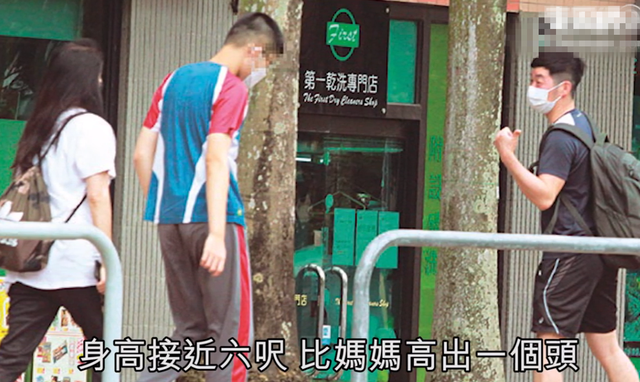 陈锦鸿|陈锦鸿陪妻儿出行，15岁自闭症儿子1米8太瞩目