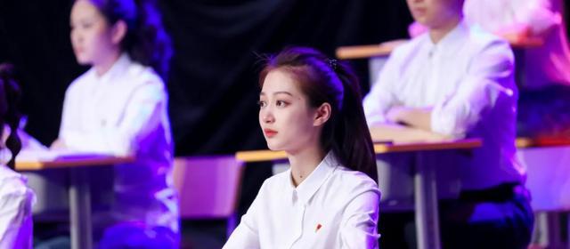 |冯琳毕业合照流出,笑容甜美清新可爱,但比起室友还是略有逊色