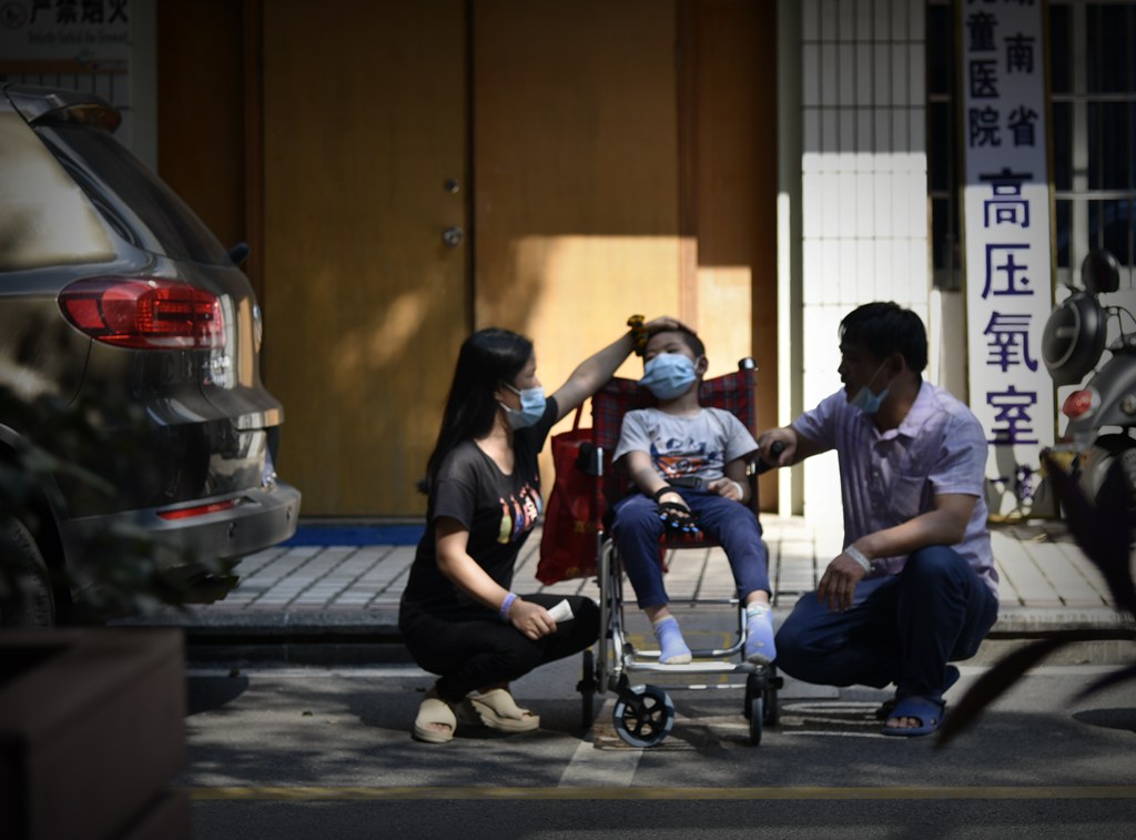 安仁县6岁男孩遭遇车祸险成植物人，父母守护70天将其唤醒