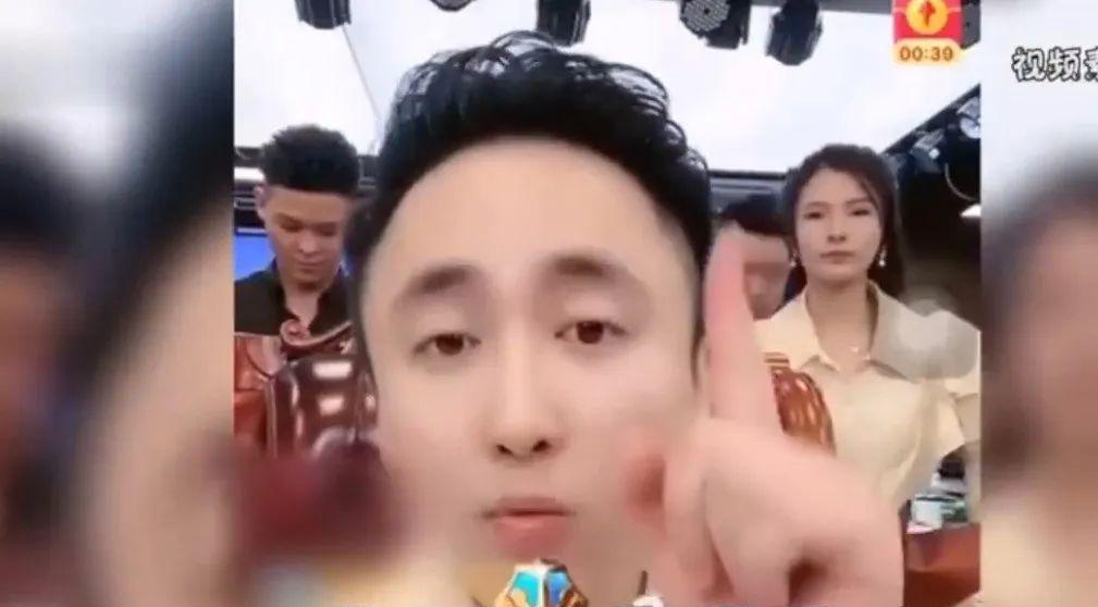 电影|黄圣依连发32条微博，此前还发过藏头诗，被认为是离婚文案！