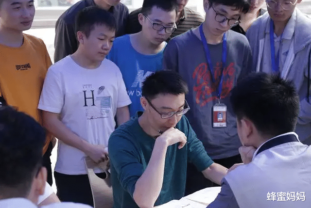 大学生|大学生就业时的“迷惑行为”，月薪过万招聘遇冷，月薪3000争相报名