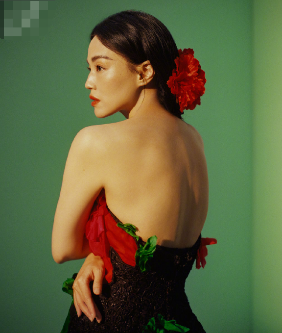 麦片 45岁舒淇穿白色蕾丝袜秀美腿！涂大红唇气场超强，背部露白皙肌肤