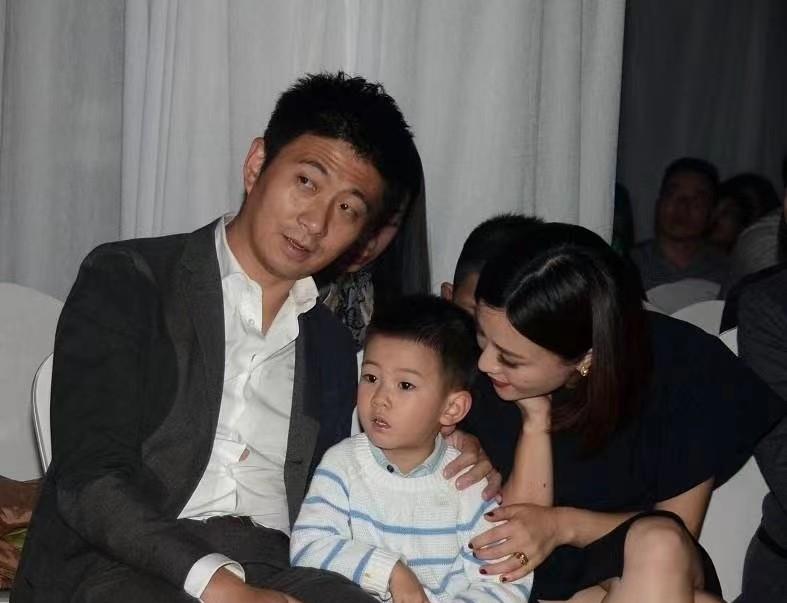 穿衣搭配 刘玫一家三口罕见合体，大红唇配礼服超美艳，丈夫老实巴交