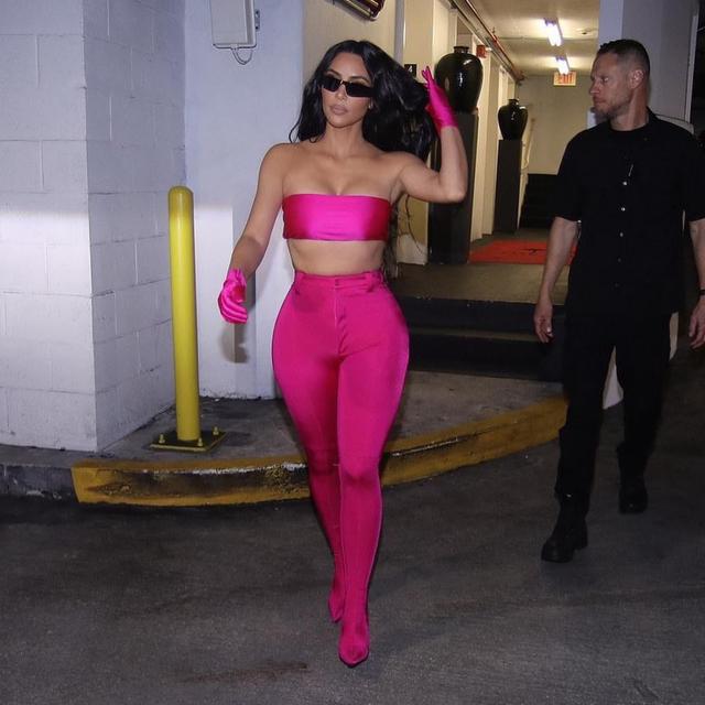 唐嫣|金卡戴珊穿“露胃装”出街,腰身纤细婀娜,气场强大又自信