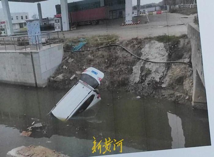 武汉120被指见死不救后续:3名医护停职半年,司机被刑拘,“以为被撞车辆自行开走了”