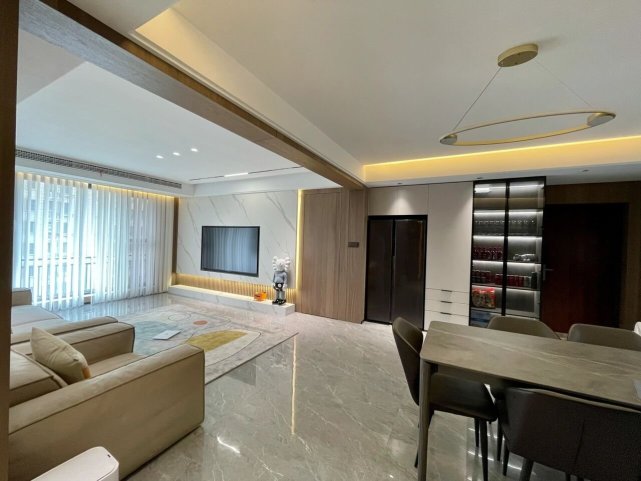 120平现代无主灯设计,通铺瓷砖+无茶几,客餐厅真的很显