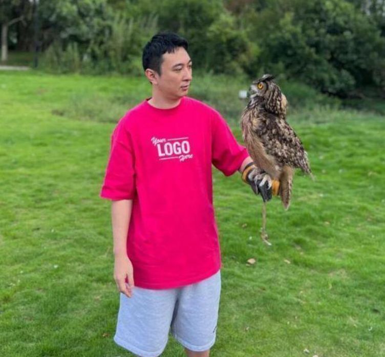 王思聪|偶遇王思聪与姚心怡逛街，女方身材高挑腿部纤细，满头银发太抢镜