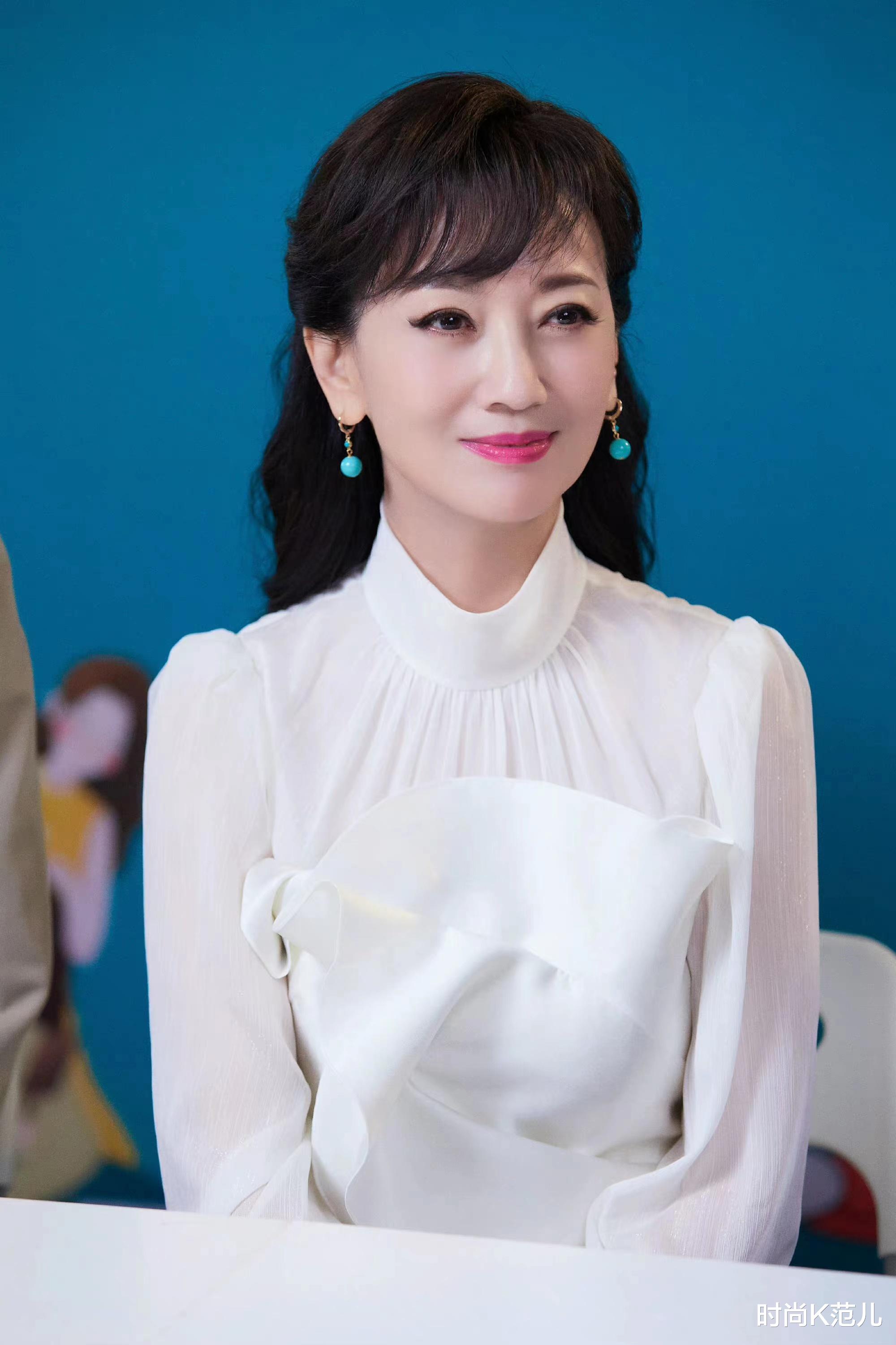 口红 赵雅芝新造型来袭,涂芭比粉口红减龄不够,穿白色长裙更精致优雅