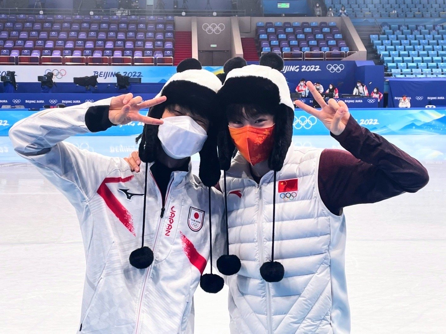 羽生结弦|羽生结弦金博洋戴熊猫帽可爱合照！表演滑曲目又又又换了？