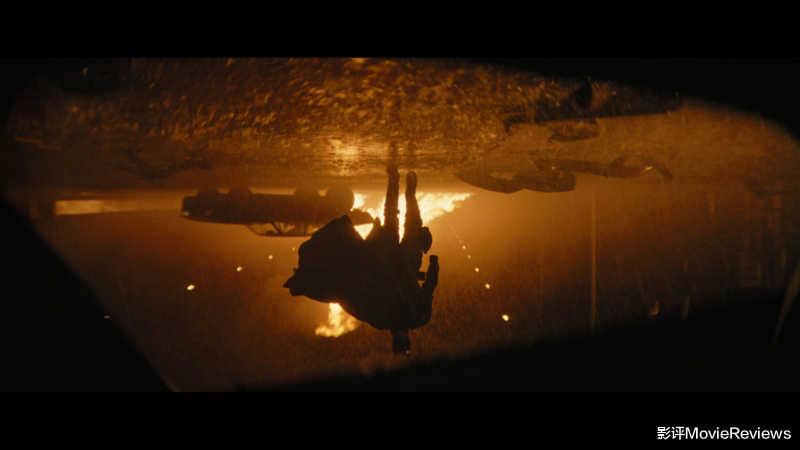 新蝙蝠侠|《新蝙蝠侠》最帅场面！蝙蝠侠企鹅人追逐原地封神，碾压过往蝙蝠车