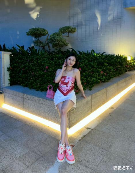 沈月|邱淑贞女儿沈月晒近照,抹胸短裙性感娇媚,大长腿太抢镜!