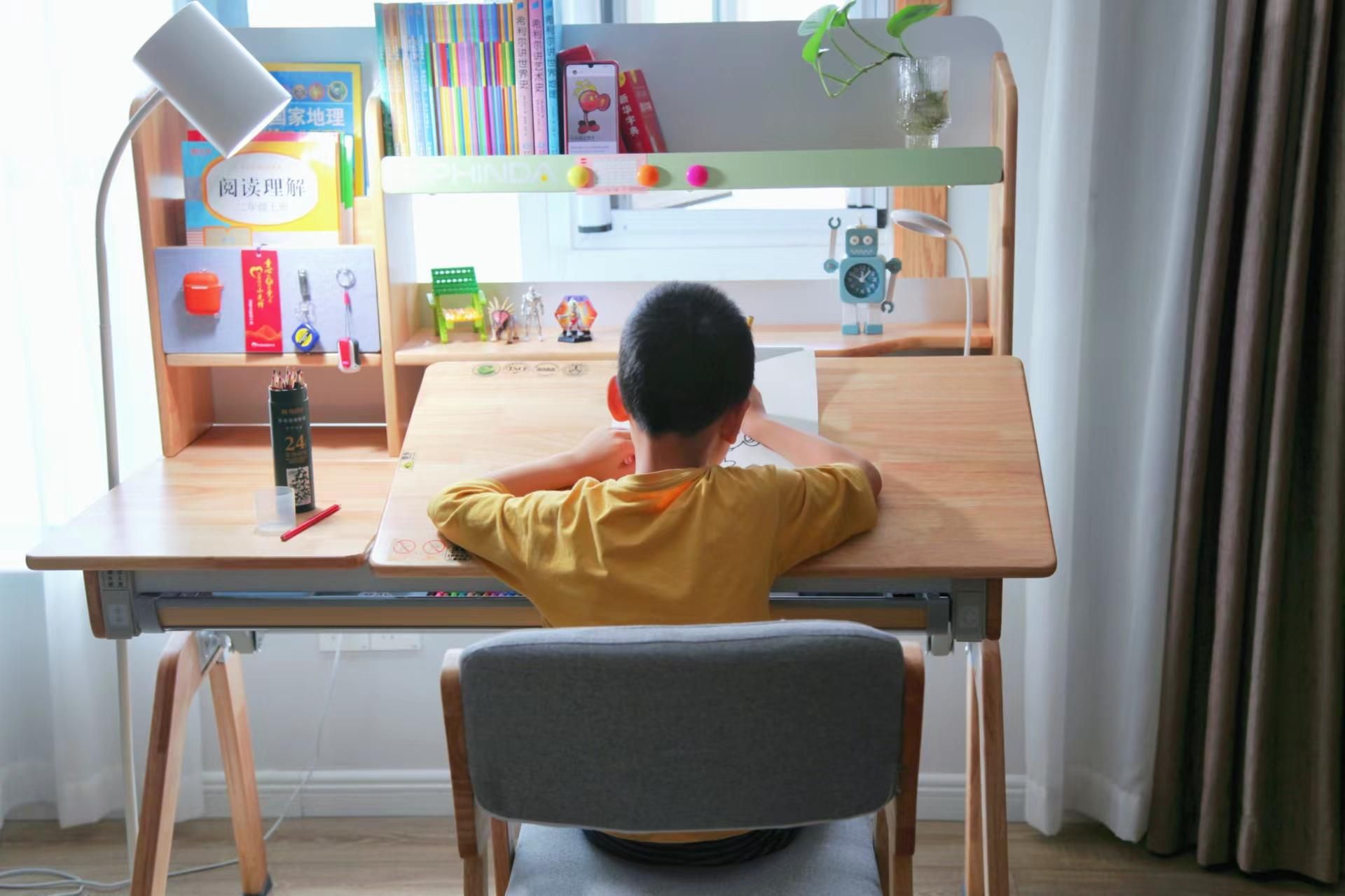 真实木，颜值高又环保，一款陪伴孩子学习的斯芬达小鹿学习桌椅