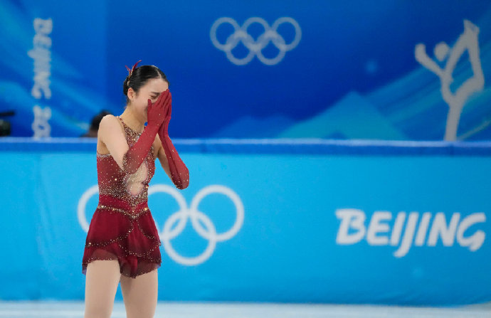 国际米兰|小姑娘不哭！朱易在花样滑冰团体单人滑中再失误摔倒，未来仍可期