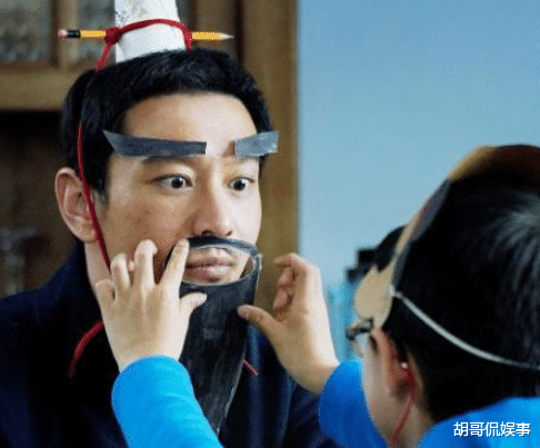 黄晓明|黄晓明为新戏蓄起胡子，上演一出“父慈子孝”大戏，情景太过真实