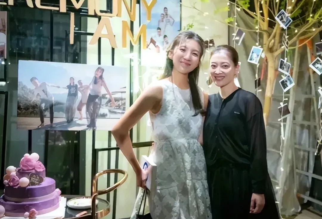 胡军|胡军00后女儿发育过猛!身高直逼185胡军,长相大气不输明星妈