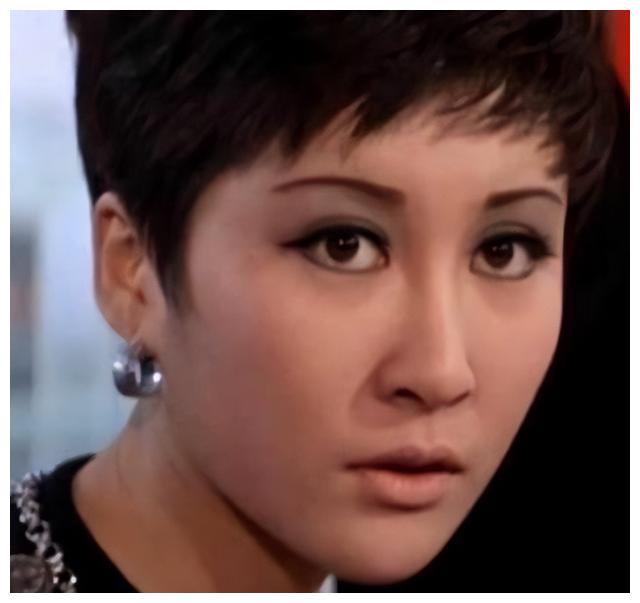 主持人|父亲是向华强,母亲是丁佩,她低调得似隐形人,42岁依然未婚