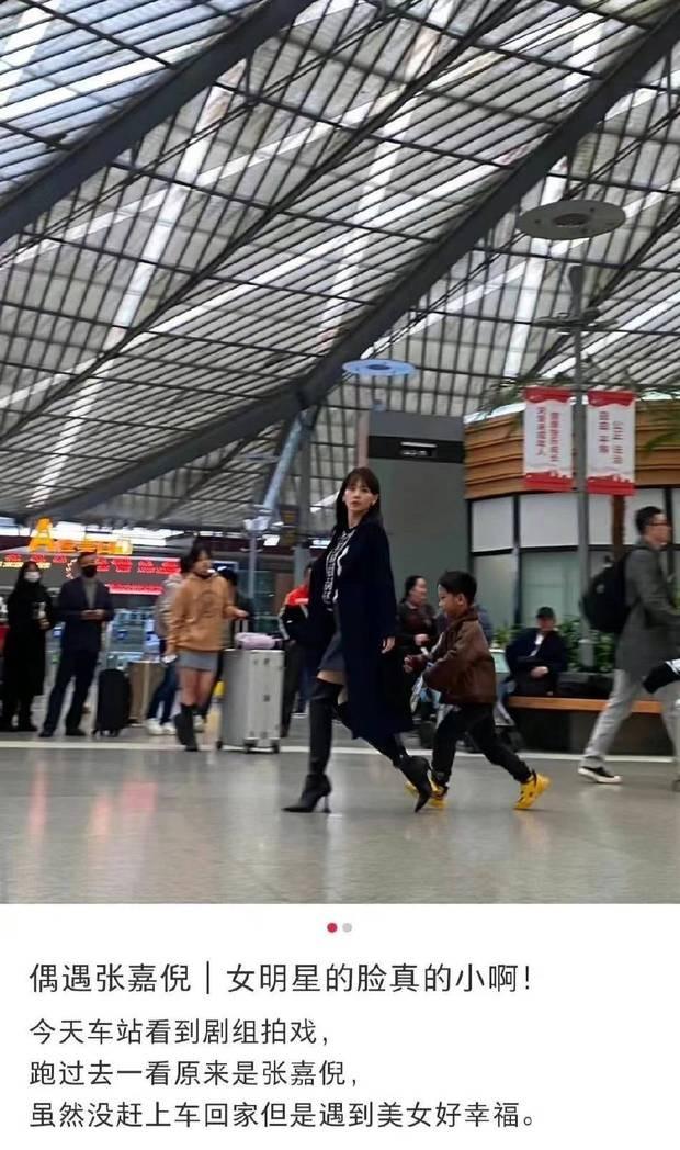 张嘉倪|张嘉倪不惧净身出户！车站拍戏被偶遇，黑大衣长靴美腿如女强人