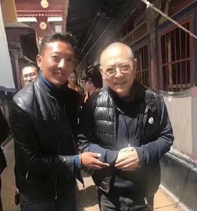 李连杰|李连杰携家人欧洲度假！19岁小女儿近照曝光，身材凹凸有致颜值高