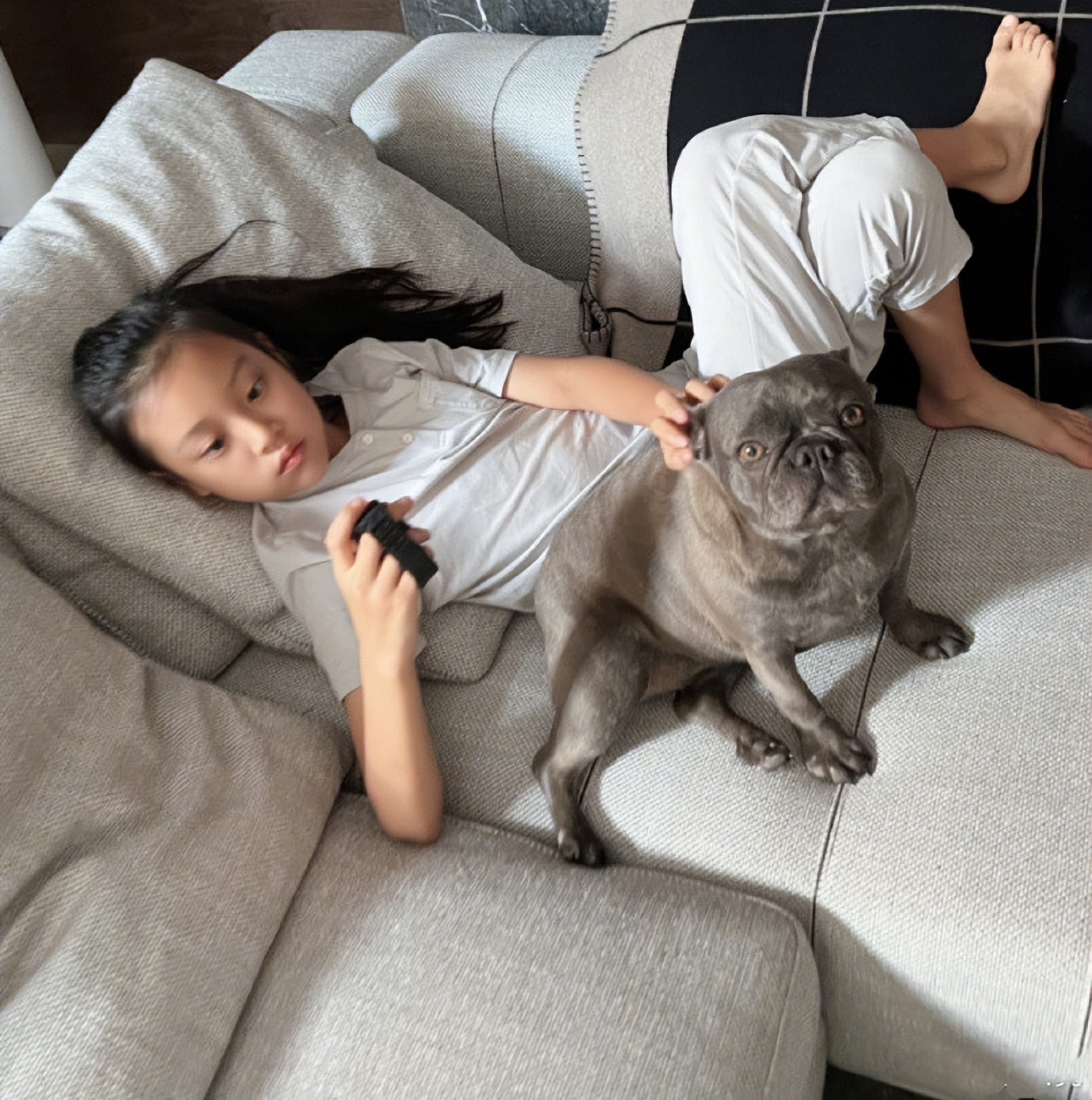 贾云馨|贾乃亮为10岁的甜馨庆生,甜馨搂着爸爸撒娇,越长越漂亮