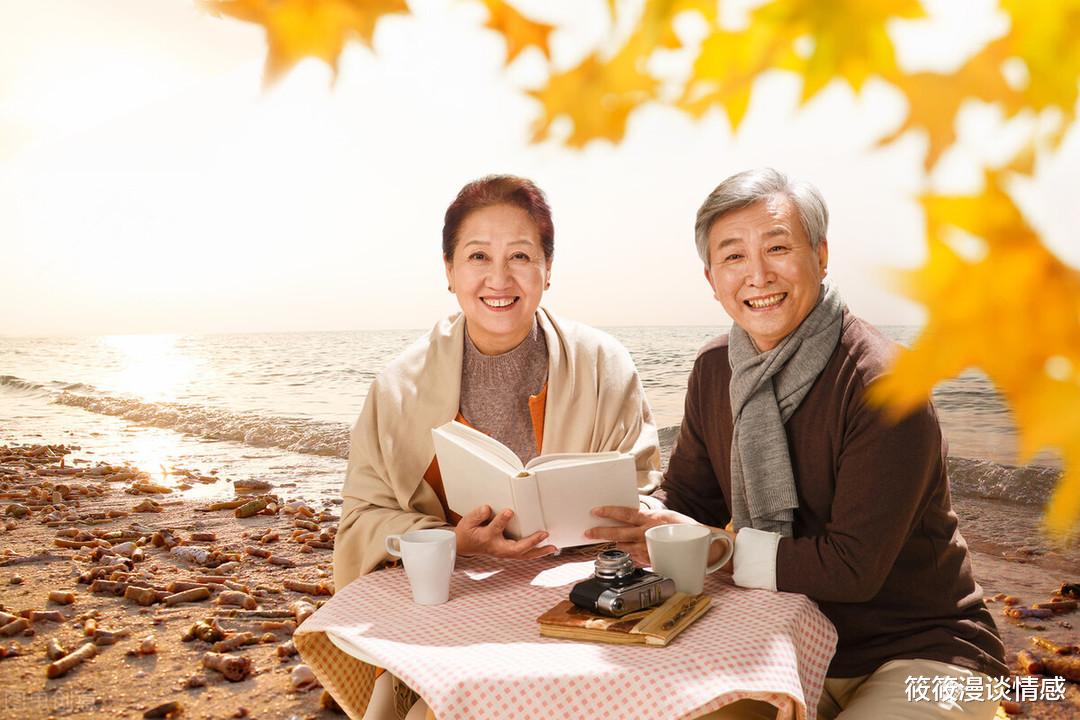 老人搭伙实行AA制,65岁大爷坦言:看着挺公平,其实心里不是滋味
