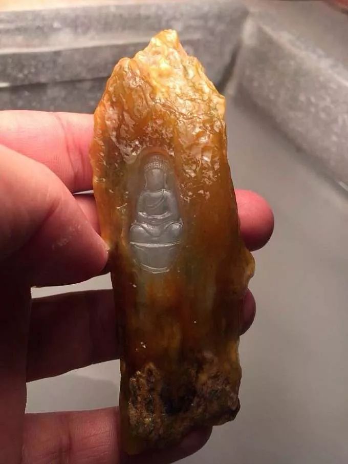 翡翠|夜市淘的翡翠原料，8000的雕工费，作品出来多少都不卖！