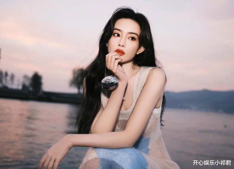 孟子义|孟子义晒水边唯美大片，被这个画风美到了，果然美景跟美女最配