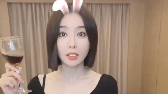 秦岚|“白月光”真不白叫！秦岚穿露脐装露肩带太心机，闺房里喝红酒美到发光