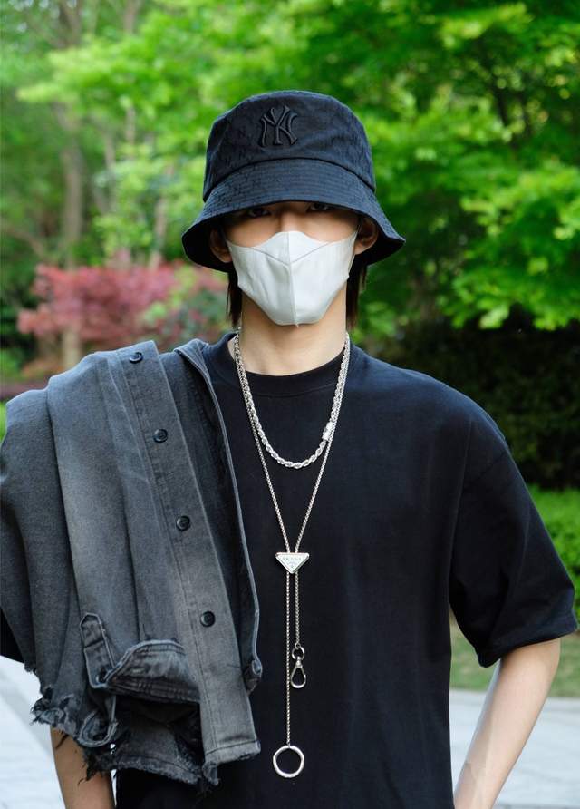 邓为|邓为工作人员被吐槽脾气大，机场内对粉丝不耐烦，围观人埋怨好装