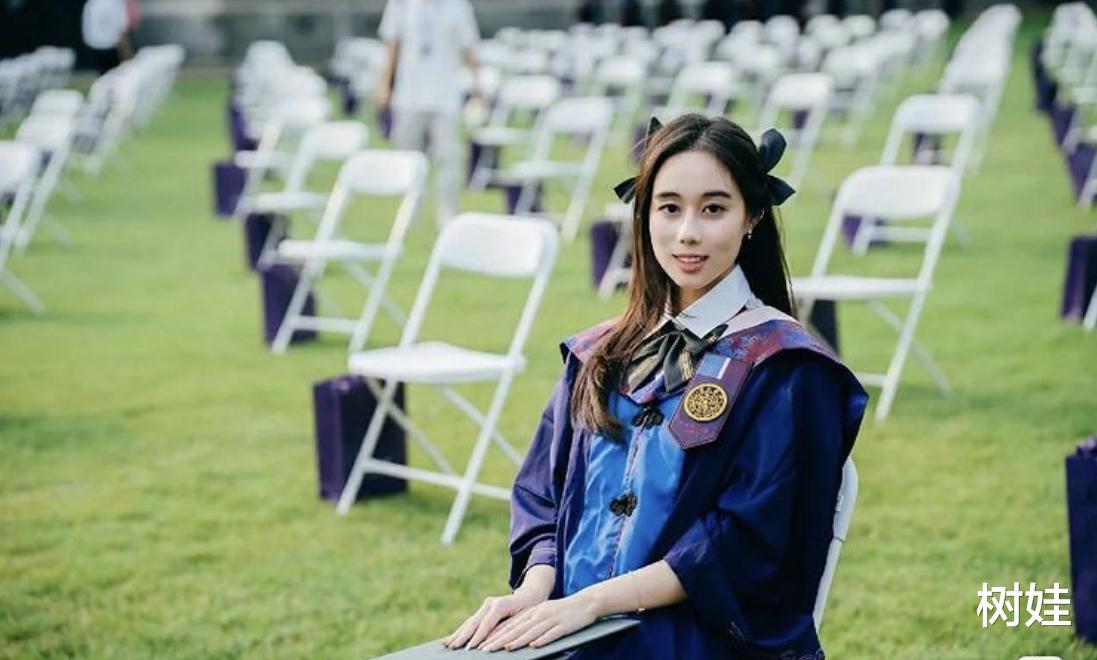 何超欣|何超欣清华毕业后低调回香港，为何猷亨庆生，与二房俩外甥女逛街