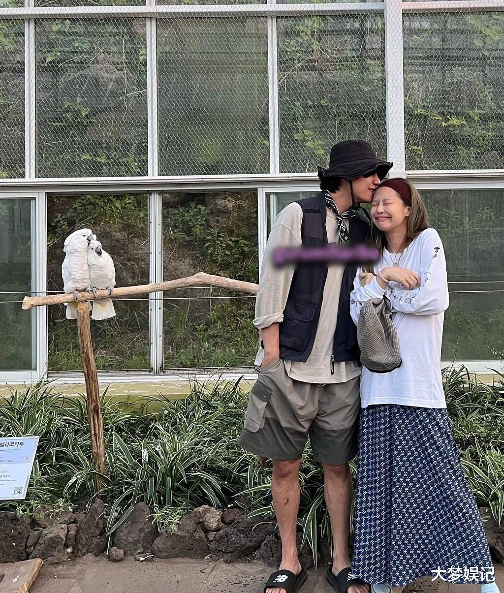 济州岛|V吻额Jennie原图外传!紧贴彼此「同姿势俏皮合照」济州岛约会景点曝