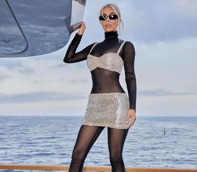 金·卡戴珊|金卡戴珊新造型太吸睛!染成白发+粉色紧身衣,2保镖为她护驾