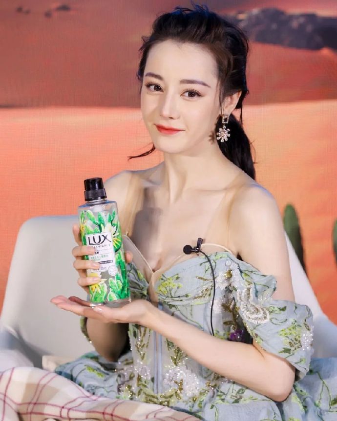 迪丽热巴|迪丽热巴一身花瓣装抹胸裙参加活动,好身材显露无疑,女王范十足。