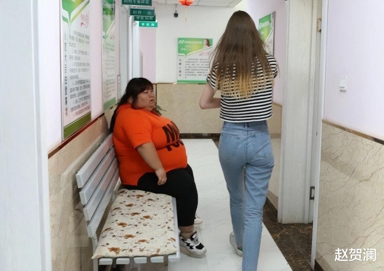 女孩 被老公喂胖至300多斤，女孩把木床都睡塌，丈母娘：不要对她好了