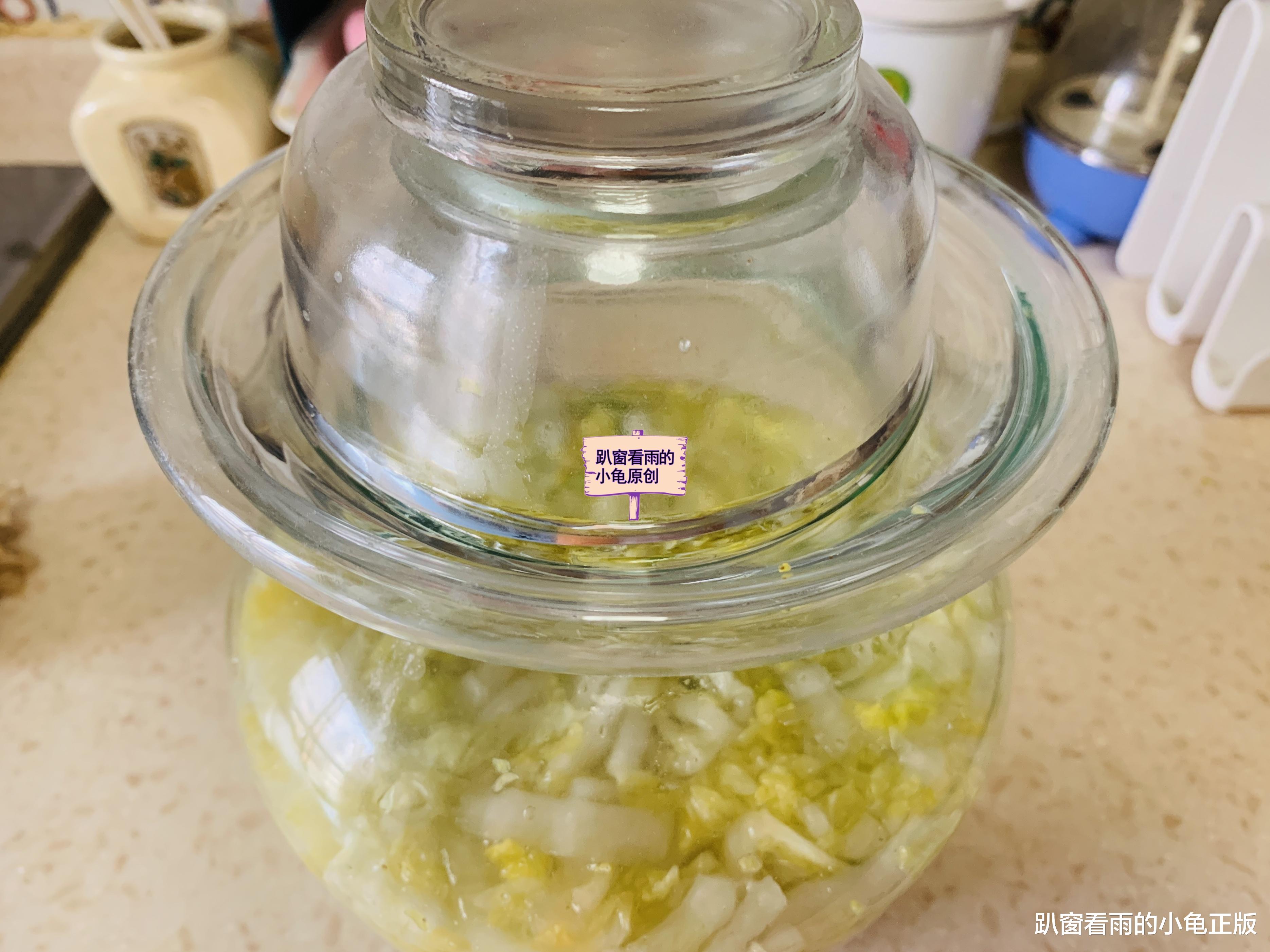 用大白菜腌酸菜，只需用盐，简单几步就完成，酸香脆爽，味正好吃