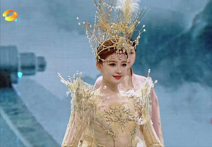 金鹰节|金鹰节开幕式现场:朱迅脸僵,孙怡美爆全场,沈梦辰长腿又直又白