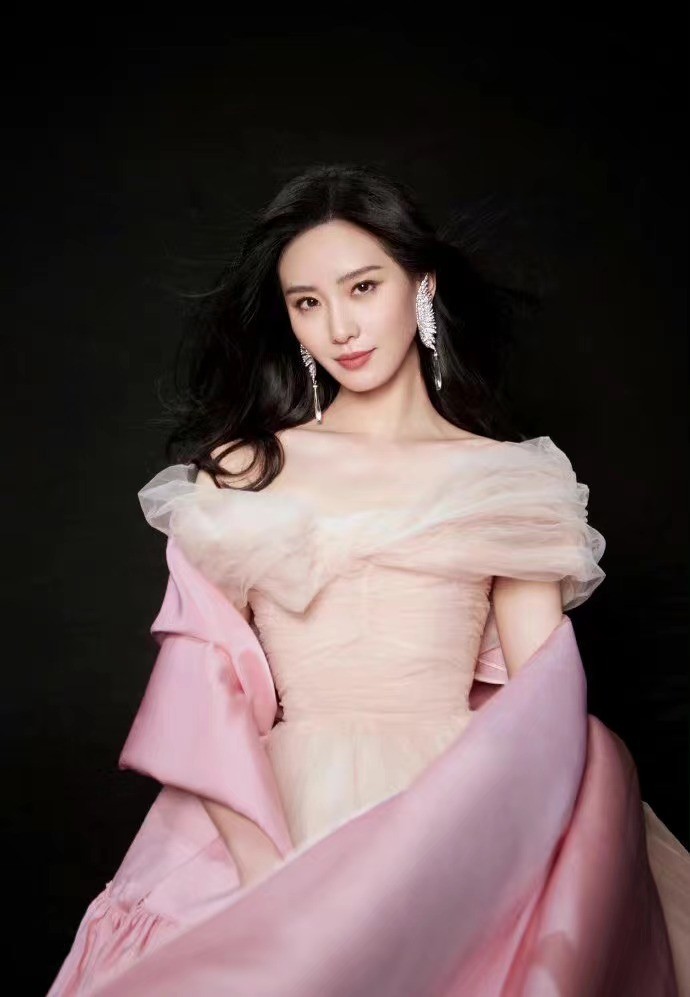 粉色|刘诗诗新造型美死了！穿粉色高定拍宣传照，变“小精灵”造型封神