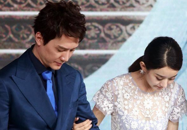 赵丽颖|赵丽颖离婚后越来越美，告别土气成优雅女神，花衣服也能穿出美感