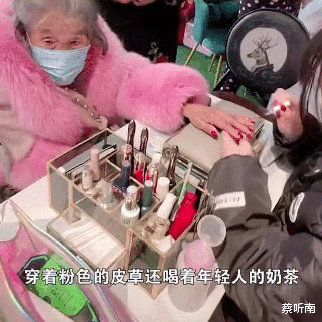 美甲 90岁老人穿着粉色皮草衣服，坐着轮椅去做美甲：活得还不如老太太