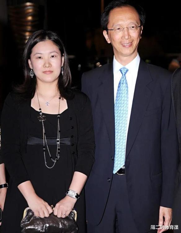 伏明霞|不缺钱、不缺名的伏明霞,嫁给51岁的梁锦松,是因为爱情吗?