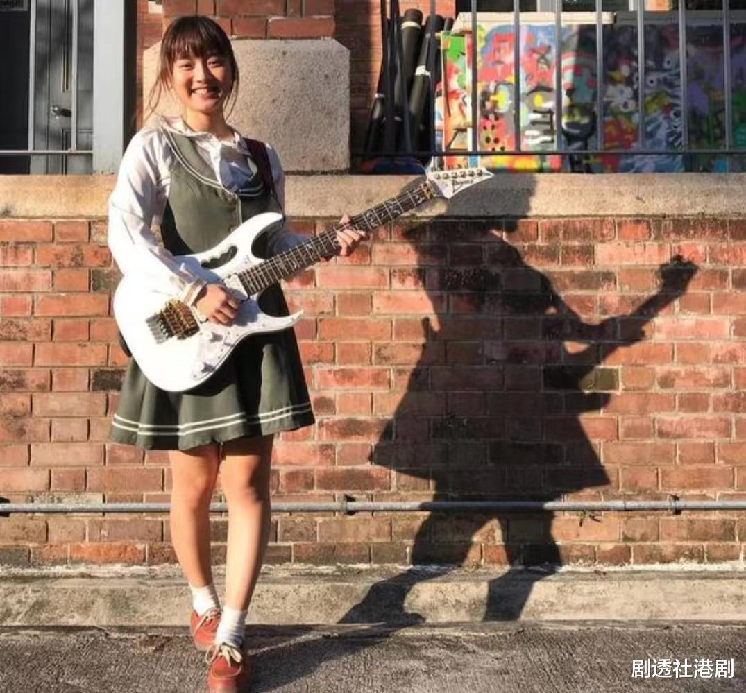 王菲|超期待!TVB上位小花获公司签做歌手,萝莉外表下有颗摇滚的心