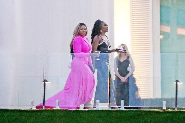 贝克汉姆|科比19岁长女赴贝克汉姆家婚礼，穿挂脖裙够大气，丰腴身姿随妈妈